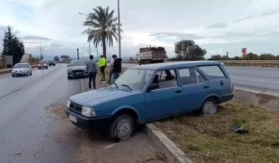 Manavgat’ta Lastiği Patlayan Tofaş Refüje Uçtu