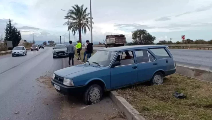 Manavgat’ta Lastiği Patlayan Tofaş Refüje Uçtu